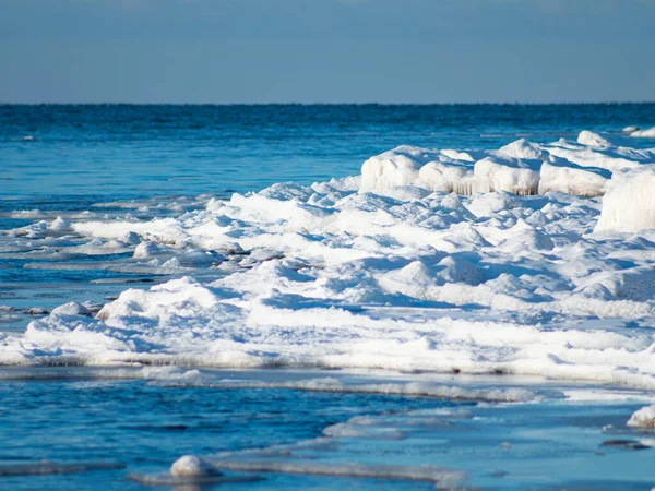 冬には 石は海の岸に氷です 氷の塊から吊るされたつらら — ストック写真