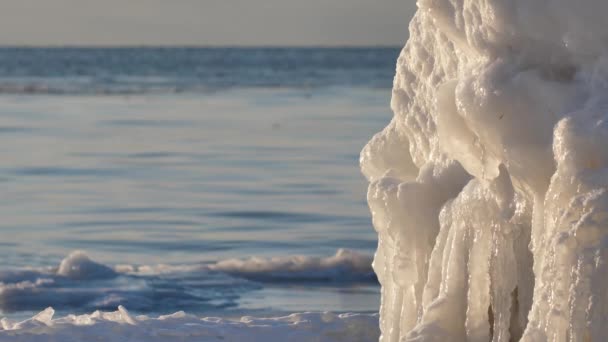 Kalte Winterliche Meeresküste Eisstücke Meer Blauer Himmel Mit Kleinen Wolken — Stockvideo