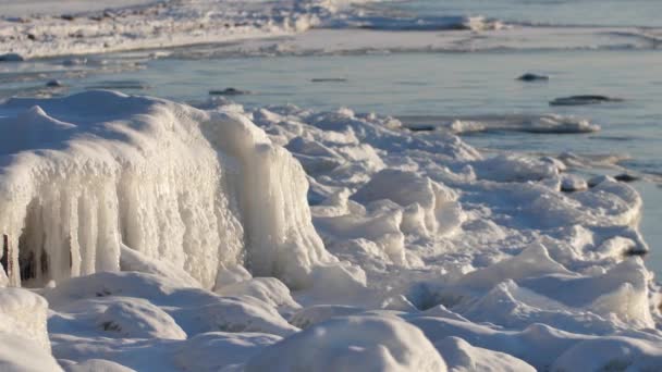 Frío Mar Invierno Trozos Hielo Junto Mar Cielo Azul Con — Vídeos de Stock