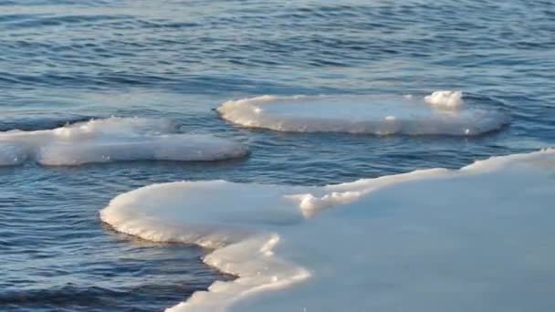 Malul Rece Mării Iarnă Bucăţi Gheaţă Lângă Mare Cer Albastru — Videoclip de stoc