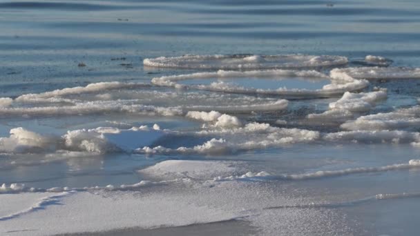 Холодний Зимовий Морський Берег Шматочки Льоду Біля Моря Блакитне Небо — стокове відео