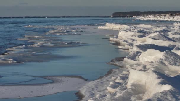 Frío Mar Invierno Trozos Hielo Junto Mar Cielo Azul Con — Vídeos de Stock