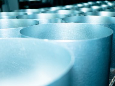 Metal işçiliği için yuvarlak borulara kaynak yapılmış galvanize metal levha.