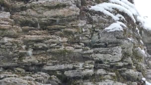 Neve Sta Cadendo Sulle Rocce Fiocchi Neve Stanno Lentamente Cadendo — Video Stock