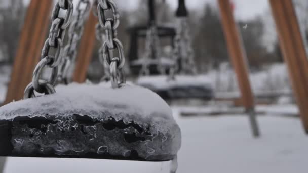 Parque Infantil Está Fechado Inverno Balanço Move Vento Neve Gelo — Vídeo de Stock