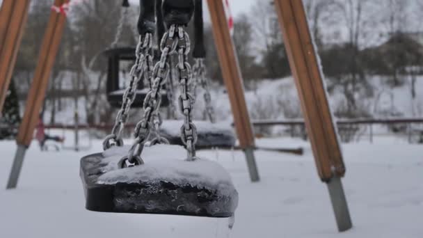Детская Площадка Закрыта Зимой Качели Движутся Ветру Качелях Снег Лед — стоковое видео