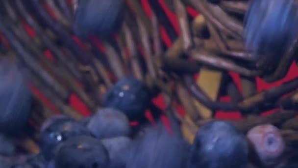 Blaubeeren Bürsten Langsam Korb Frische Leckere Beeren — Stockvideo