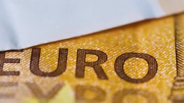 50 avroluk banknot yavaş dönüyor. Makro yakın plan