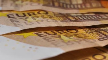 50 avroluk banknot yavaş dönüyor. Makro yakın plan
