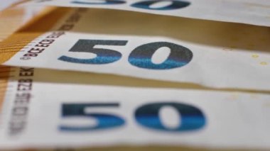 50 avroluk banknot yavaş dönüyor. Makro yakın plan
