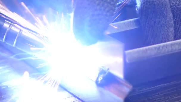 Kovový Svářeč Pracuje Ocelovým Svářečem Továrně Ochranným Zařízením — Stock video