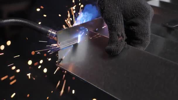 金属焊机与钢制焊机一起在有保护设备的工厂工作 — 图库视频影像