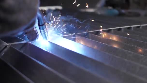 Metallschweißer Arbeitet Mit Einem Stahlschweißer Einer Fabrik Mit Schutzausrüstung — Stockvideo