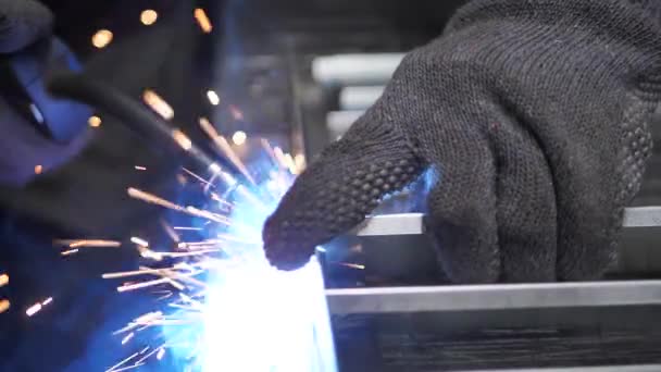 Metalen Lasser Werkt Met Een Stalen Lasser Een Fabriek Met — Stockvideo