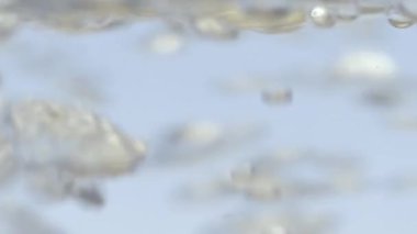 Cam bir su ısıtıcısının içinde kaynayan su kabarcıkları. Hava kabarcıkları yavaşça suda yükselir. Su kaynıyor, sıçrıyor. Kabarcıklar tepeden tırnağa yükselir. Çay ya da kahve yapıyorum..