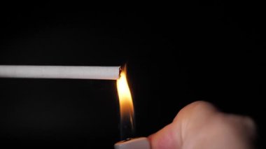 Açık hava feneri düşen karı aydınlatır.