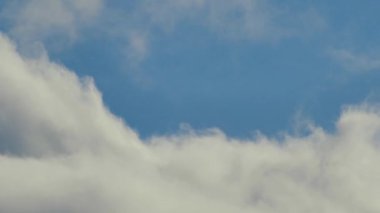 Yağmur bulutları gökyüzünde çok hızlı hareket eder. Bir fırtına yaklaşıyordu.