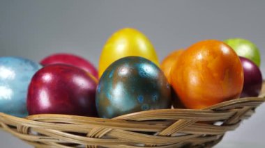 Renkli yumurtalar sepette döner. Her renkte Paskalya yumurtası