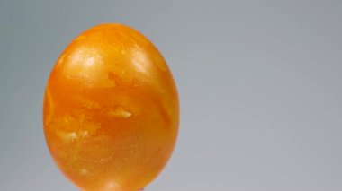 Paskalya yumurtası yavaşça döner. Güzel renkli yumurtalı bir Paskalya.