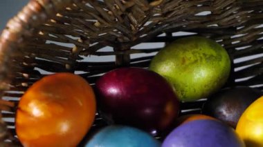 Renkli yumurtalar sepette döner. Her renkte Paskalya yumurtası