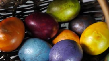 Renkli yumurtalar sepette döner. Her renkte Paskalya yumurtası