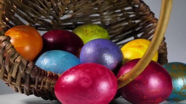 Ovos Coloridos Giram Uma Cesta Ovos Páscoa Todas Cores — Vídeo de Stock