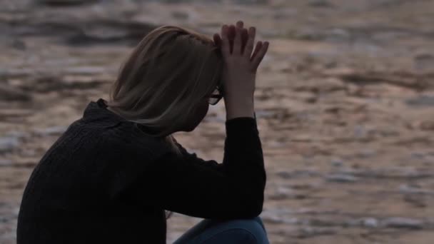 Mujer Sienta Una Triste Orilla Del Río Atardecer Depresión Acerca — Vídeos de Stock