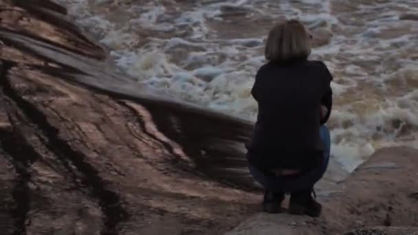 Mujer Sienta Una Triste Orilla Del Río Atardecer Depresión Acerca — Vídeos de Stock