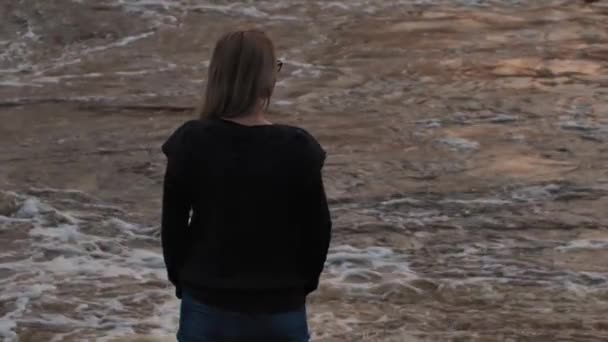 Mujer Sienta Una Triste Orilla Del Río Atardecer Depresión Acerca — Vídeos de Stock