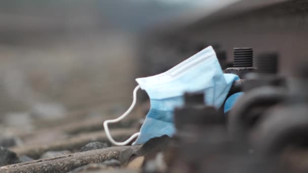 Medizinische Einweg Blaue Schutzmaske Die Auf Der Bahn Wind Schwebt — Stockvideo