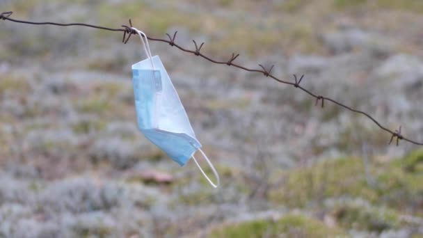 Máscara Protectora Azul Desechable Médica Flota Viento Sobre Alambre Púas — Vídeos de Stock