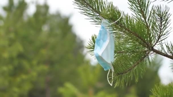 Lékařská Jednorázová Modrá Ochranná Maska Vznáší Větru Borovicových Štětinách Koronaviru — Stock video