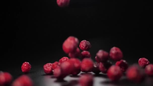 干果落在一张黑色的桌子上 健康的浆果富含维生素 — 图库视频影像