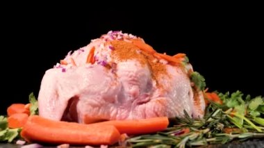 Tam marine edilmiş organik tavuk. Baharatlı ve otlu organik tavuk pişirme konsepti