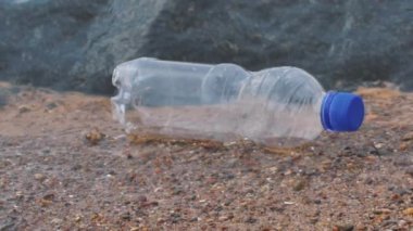 Deniz kenarındaki plastik şişe. Atık olarak plastik. Çevre kirliliği sorunu kavramı