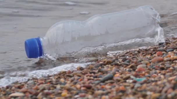 Botella Plástico Junto Mar Plástico Como Basura Concepto Contaminación Ambiental — Vídeo de stock