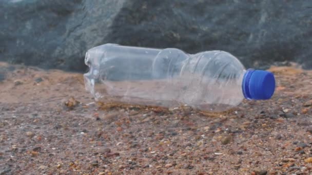 Deniz Kenarındaki Plastik Şişe Atık Olarak Plastik Çevre Kirliliği Sorunu — Stok video