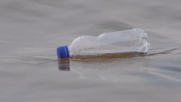 Plastic Fles Aan Zee Plastic Als Afval Milieuvervuilingsprobleem — Stockvideo