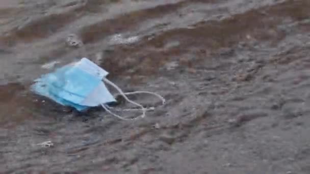 Medyczna Jednorazowa Niebieska Maska Ochronna Wybrzeżu Odpady Wirusa Covid Zanieczyszczenie — Wideo stockowe