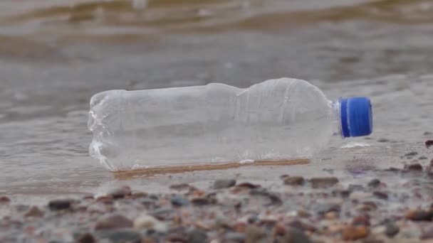 Botella Plástico Junto Mar Plástico Como Basura Concepto Contaminación Ambiental — Vídeo de stock