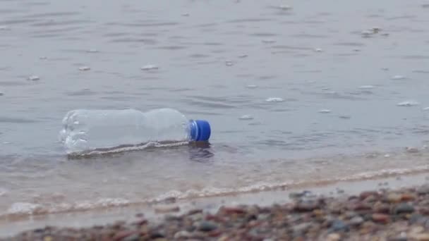 Botella Plástico Junto Mar Plástico Como Basura Concepto Contaminación Ambiental — Vídeo de stock