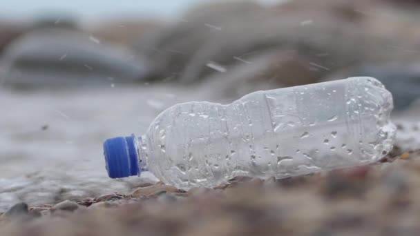 Botol Plastik Dekat Laut Plastik Sebagai Limbah Konsep Masalah Pencemaran — Stok Video