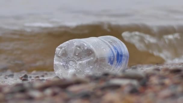 Botol Plastik Dekat Laut Plastik Sebagai Limbah Konsep Masalah Pencemaran — Stok Video