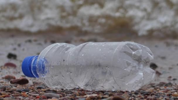 Botol Plastik Dekat Laut Plastik Sebagai Limbah Konsep Masalah Pencemaran — Stok Video