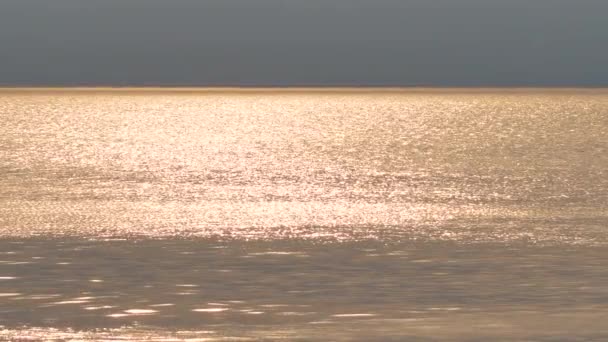 海のそばの暑い夕日 暖かい音色の夕日 — ストック動画