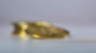 Bitcoin altın madeni para beyaz arka plana doğru döner ve düşer. Bitcoin madencilik konsepti. Popüler kripto para birimi