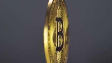 Bitcoin altın madeni para beyaz arka plana doğru döner ve düşer. Bitcoin madencilik konsepti. Popüler kripto para birimi