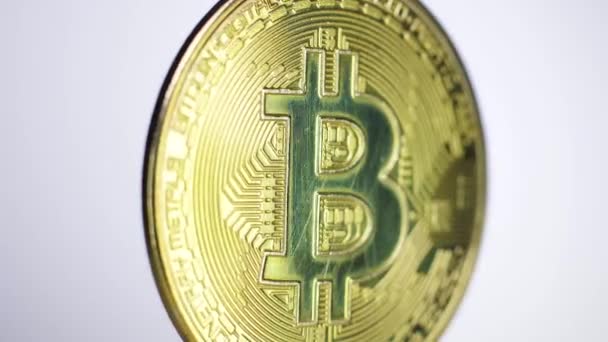 Bitcoin Zlatá Mince Točí Bílém Pozadí Pak Padá Koncept Těžby — Stock video