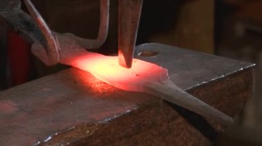 Demirci demir gibi sıcak metalle çalışır.