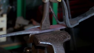 Demirci demir gibi sıcak metalle çalışır.